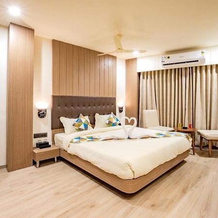 Hotel Nexus Rajkot Exteriör bild