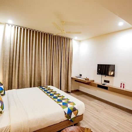 Hotel Nexus Rajkot Exteriör bild