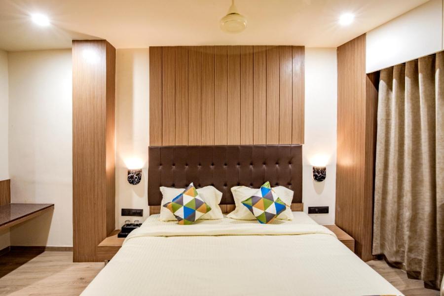 Hotel Nexus Rajkot Exteriör bild