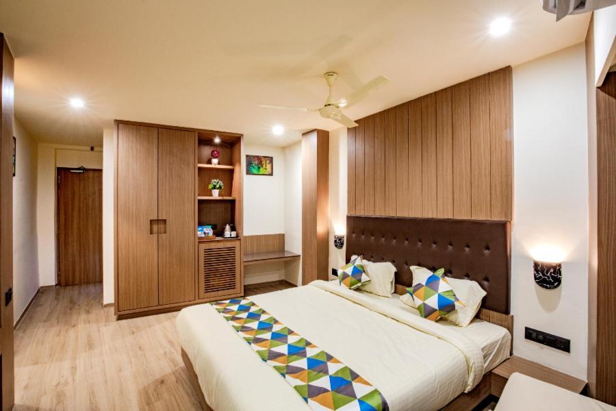 Hotel Nexus Rajkot Exteriör bild