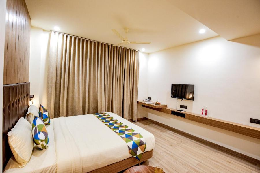 Hotel Nexus Rajkot Exteriör bild