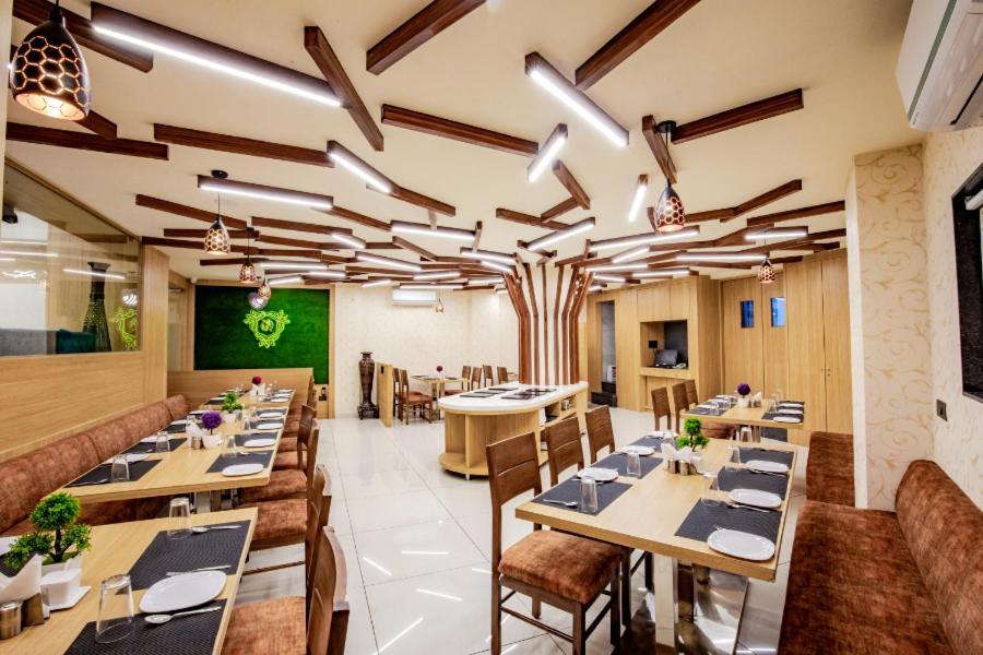 Hotel Nexus Rajkot Exteriör bild